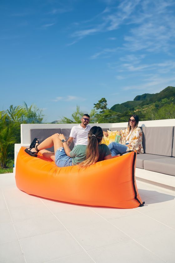 一瞬で贅沢空間！オランダ発の持ち運べる夢のソファ「LayTube」が日本上陸、Makuakeで限定先行発売スタート！