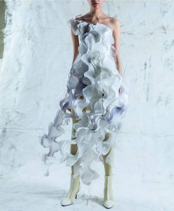 究極の造形美を求めたドレス　エマ理永のドレス造形展 THE DRESS　なぜ知的な女性たちに支持されるのか？自身初の展覧会開催