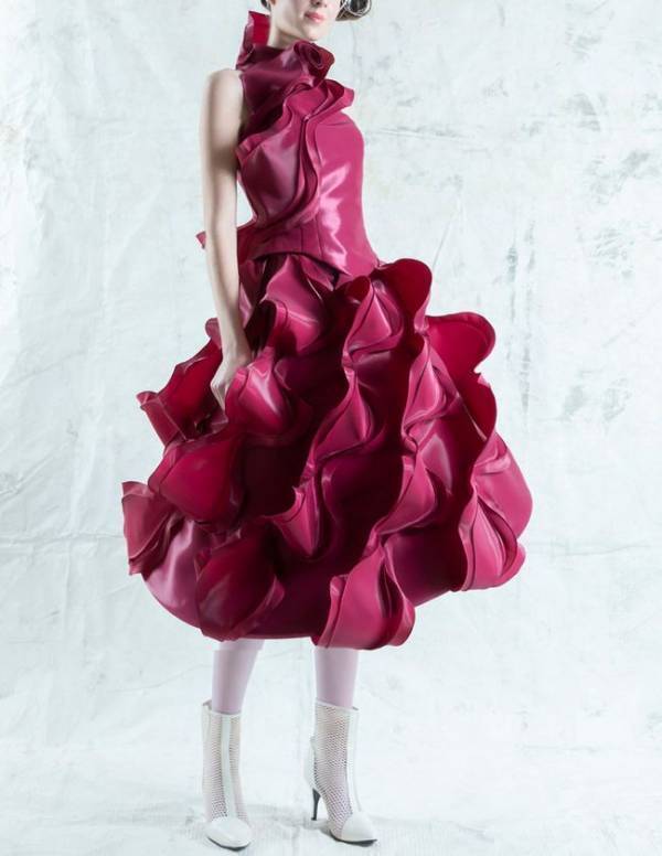 究極の造形美を求めたドレス　エマ理永のドレス造形展 THE DRESS　なぜ知的な女性たちに支持されるのか？自身初の展覧会開催