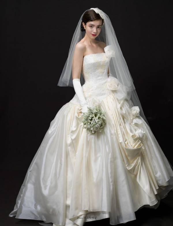 究極の造形美を求めたドレス　エマ理永のドレス造形展 THE DRESS　なぜ知的な女性たちに支持されるのか？自身初の展覧会開催