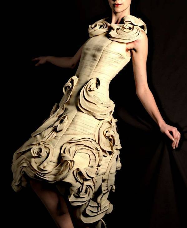 究極の造形美を求めたドレス　エマ理永のドレス造形展 THE DRESS　なぜ知的な女性たちに支持されるのか？自身初の展覧会開催
