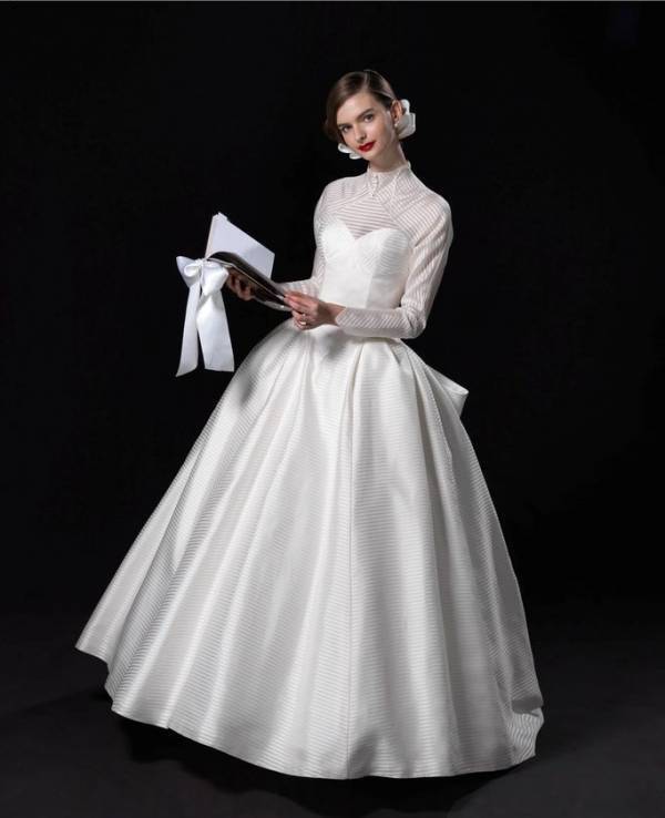 究極の造形美を求めたドレス　エマ理永のドレス造形展 THE DRESS　なぜ知的な女性たちに支持されるのか？自身初の展覧会開催