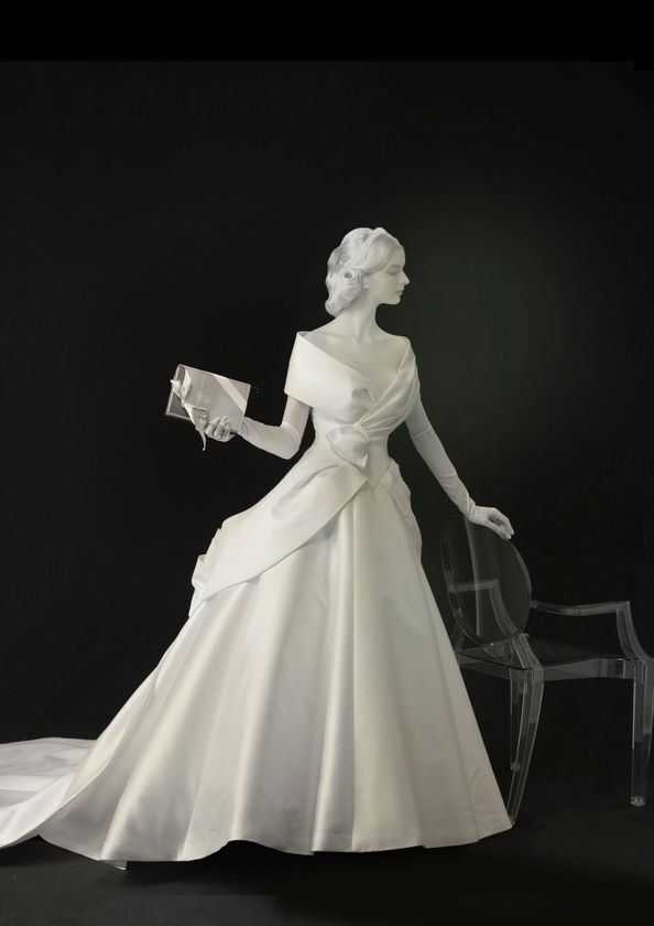 究極の造形美を求めたドレス　エマ理永のドレス造形展 THE DRESS　なぜ知的な女性たちに支持されるのか？自身初の展覧会開催