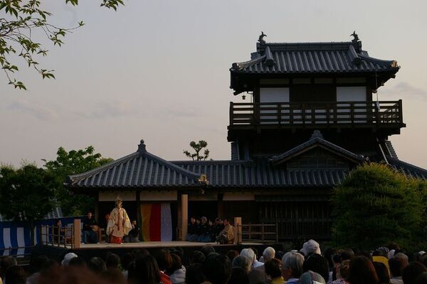 新緑さわやかな池田城跡公園の特設舞台で神秘的な伝統芸能を鑑賞！「第二十六回 いけだ薪能」5月17日(土)開催