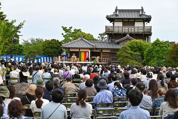 新緑さわやかな池田城跡公園の特設舞台で神秘的な伝統芸能を鑑賞！「第二十六回 いけだ薪能」5月17日(土)開催