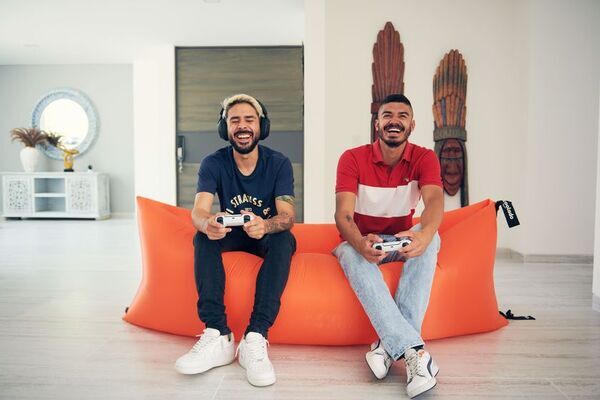 革新的エアソファ「LayTube」が日本で急速に人気拡大！Makuakeのプロジェクト開始後1週間で50名以上の支援者を獲得　プロジェクトは絶賛進行中