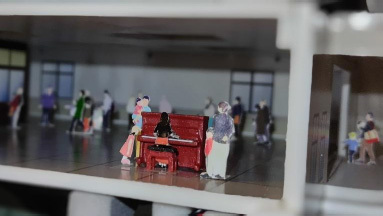 六甲ケーブルカー、運転再開を記念して「レトロな深紅のピアノ」が登場！～神戸の思い出が響く、六甲山上のストリートピアノ～