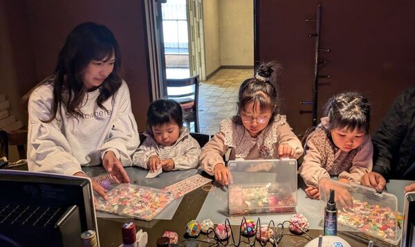 【世界初の親子体験！】無人スナックで「傘デコ」！？世界初！？親子で“スナック貸切”ワークショップ体験！