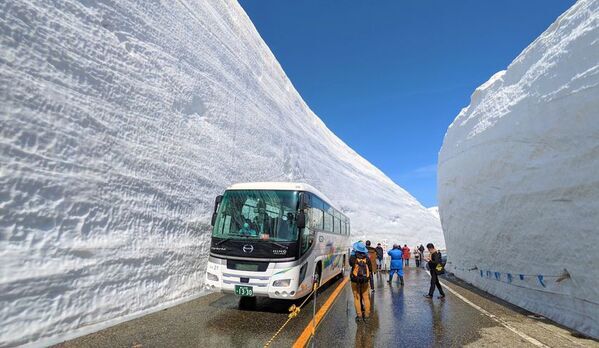 富山県と長野県を結ぶ“立山黒部アルペンルート”が4月15日(火)に全線開通　立山黒部の春を代表する「雪の大谷」の高さは16m！