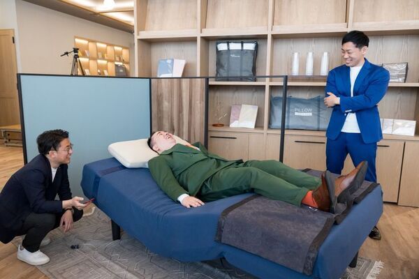 4月18日、「パラマウントベッド 眠りギャラリーKITTE大阪店」がオープン！お笑いコンビ「ミルクボーイ」出演公演チケットや「Active Sleep」グッズが当たるオープン記念キャンペーンを実施！