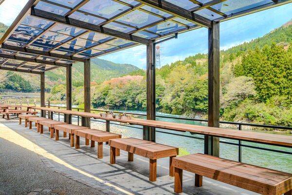 岐阜県「天然鮎みやちか」にて、長良川を一望できるテラスにカウンター席を増設！リニューアル記念として天然鮎の食べ比べboxを期間限定で提供