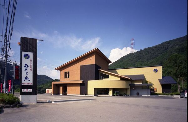 岐阜県「天然鮎みやちか」にて、長良川を一望できるテラスにカウンター席を増設！リニューアル記念として天然鮎の食べ比べboxを期間限定で提供