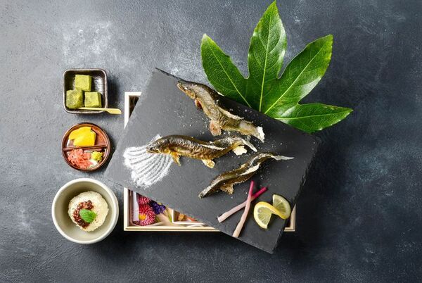 岐阜県「天然鮎みやちか」にて、長良川を一望できるテラスにカウンター席を増設！リニューアル記念として天然鮎の食べ比べboxを期間限定で提供