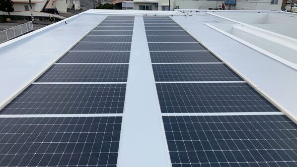 防水塗装費用も回収可能に　薄型ソーラーパネルと長期保証防水を組み合わせた新工法を沖縄で実施