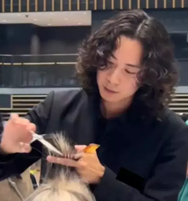 現役トップスタイリスト推奨　【Dear Mr.】40代からの男のシャンプーブラシ5月中旬発売　～日本初登場！3Dフレキシブルフィット構造～