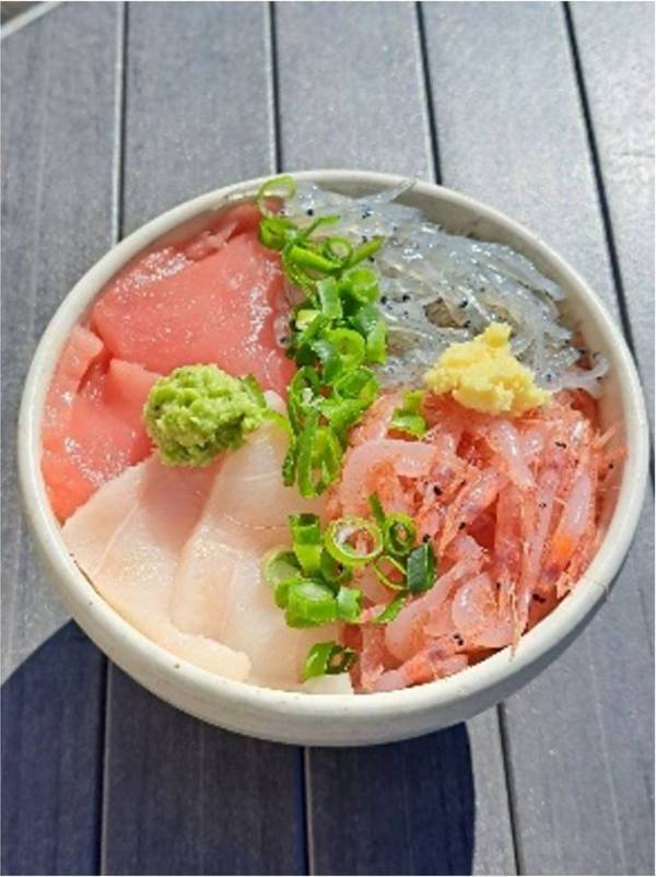 ＼総重量2.1kg、全長65cmの船盛海鮮丼登場！／ 駿河湾沼津サービスエリア上り線内「おさかな丼屋 とと丸食堂」でGW特別セットメニューの販売を4月26日(土)より開催