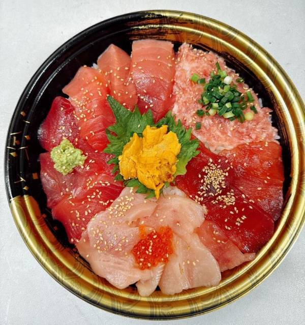 ＼2025GW限定メガまぐろ祭り／NEOPASA駿河湾沼津下り線　海鮮丼テイクアウトコーナー「おさかな丼屋 とと丸」にて4/26(土)～5/6(祝)　メガ盛りメニュー期間限定販売