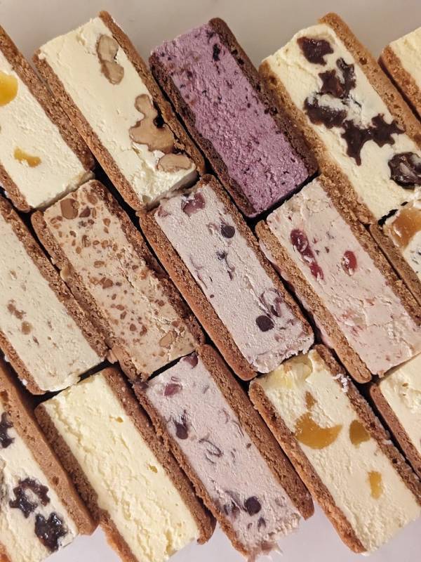 近鉄百貨店橿原店「プラグス　マーケット近鉄橿原店」オープン2周年記念「Kashiharaつながりマーケットコレ」を６階催会場にて開催奈良県内の11市町、約110社の商品をご紹介します。