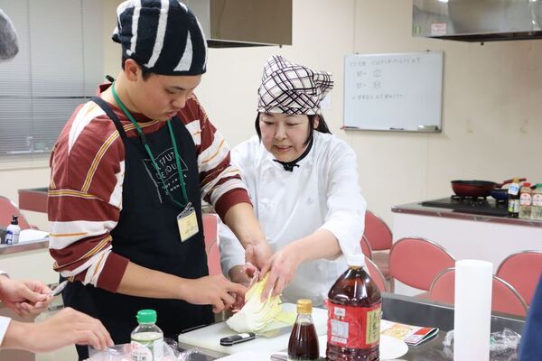 ＜開催報告＞ 四天王寺大学、新入生の寮生活を応援する料理講座「美味しい学生生活(協力：キング醸造株式会社)」を開催