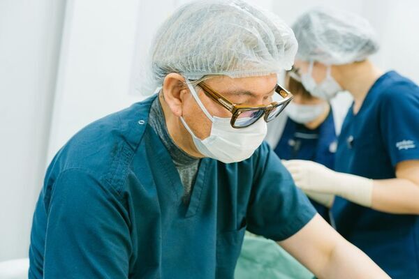 元東京ヤクルトスワローズ監督・真中満氏が共立美容外科で実感！自然なクマ取りで若々しい印象へ