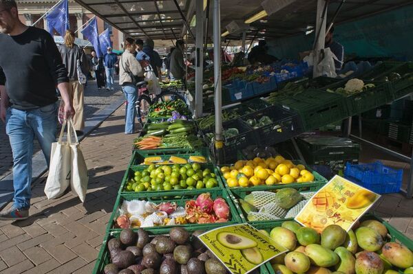 オランダで「和」と果物や野菜が出会う。浮世絵に着想を得た日本人デザイナーのポスターが現地で公開