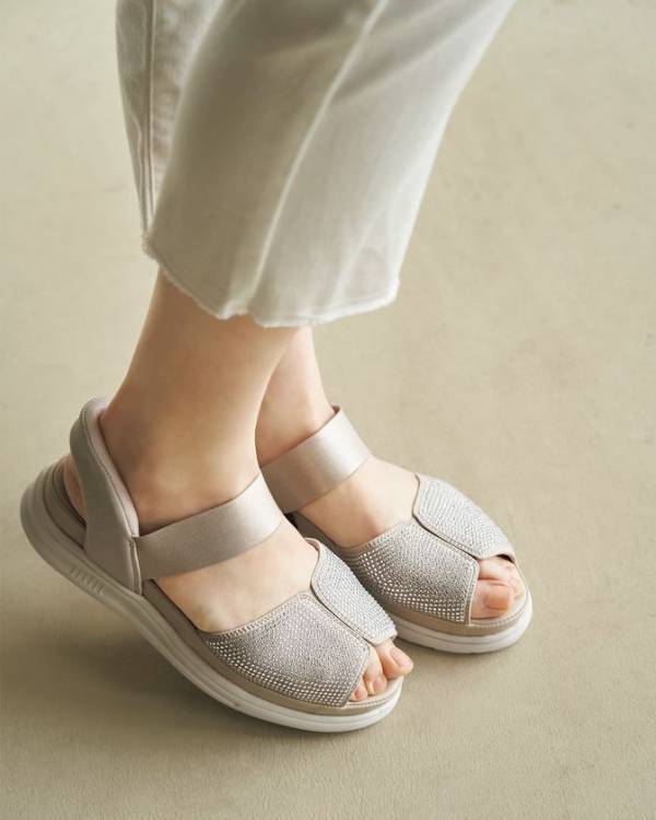 足にやさしい靴「fitfit(フィットフィット)」から手を使わずに立ったまま1秒で履ける「ハンズフリーサンダル」新発売