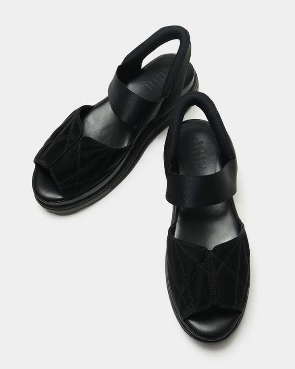 足にやさしい靴「fitfit(フィットフィット)」から手を使わずに立ったまま1秒で履ける「ハンズフリーサンダル」新発売