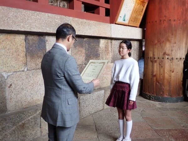 「大仏様の右手中指の傾きは何度？」「大仏様の螺髪を1つ伸ばすと、髪の長さは何メートル？」令和7年の算額を東大寺に奉納、問題を作成した児童を大仏殿で表彰