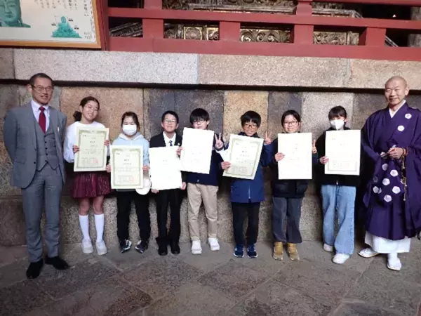 「大仏様の右手中指の傾きは何度？」「大仏様の螺髪を1つ伸ばすと、髪の長さは何メートル？」令和7年の算額を東大寺に奉納、問題を作成した児童を大仏殿で表彰