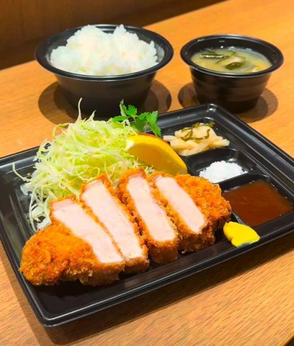 大阪・関西万博(EXPO2025)『豚カツ牛かつくれおーる』にて定食用、丼ぶり用ワンウェイ食器として、国産の天然の石が主原料である環境素材「L-Stone」が採用