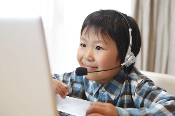 自宅で受講可能な英会話レッスン「おうち英会話」オンラインのレッスン風景を収めた動画を公開　5月末まで限定で入会金半額プロモーションを実施！