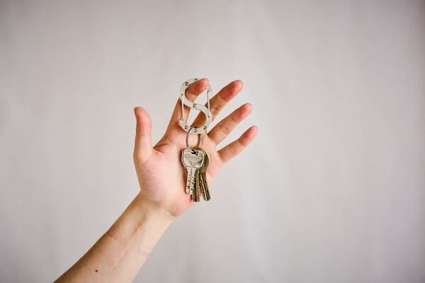 愛知×埼玉の町工場が手を組んだ！光り纏うカラビナ「Dura-glow」誕生　蓄光樹脂とジュラルミンが融合したS字型カラビナ