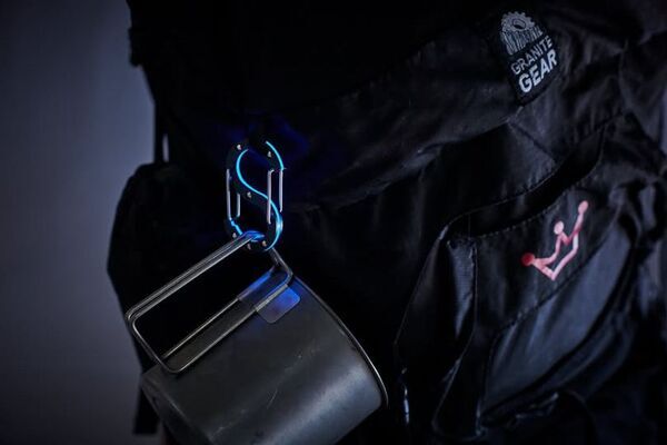 愛知×埼玉の町工場が手を組んだ！光り纏うカラビナ「Dura-glow」誕生　蓄光樹脂とジュラルミンが融合したS字型カラビナ