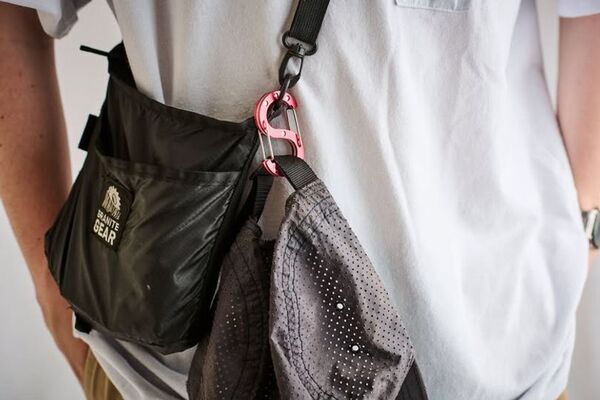 愛知×埼玉の町工場が手を組んだ！光り纏うカラビナ「Dura-glow」誕生　蓄光樹脂とジュラルミンが融合したS字型カラビナ