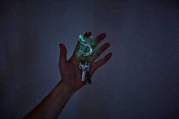 愛知×埼玉の町工場が手を組んだ！光り纏うカラビナ「Dura-glow」誕生　蓄光樹脂とジュラルミンが融合したS字型カラビナ