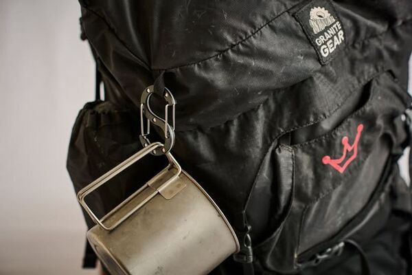 愛知×埼玉の町工場が手を組んだ！光り纏うカラビナ「Dura-glow」誕生　蓄光樹脂とジュラルミンが融合したS字型カラビナ