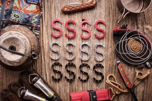 愛知×埼玉の町工場が手を組んだ！光り纏うカラビナ「Dura-glow」誕生　蓄光樹脂とジュラルミンが融合したS字型カラビナ