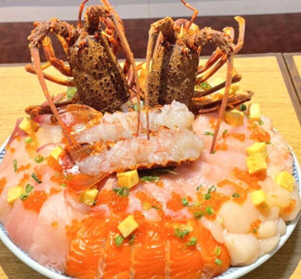【熱海銀座おさかな食堂】総重量1.5キロオーバーのぶっかけ！デカ盛り海鮮丼が登場！GWは熱海でぶっかけデカ盛りメニューを味わい尽くそう！GWは熱海でぶっかけ！