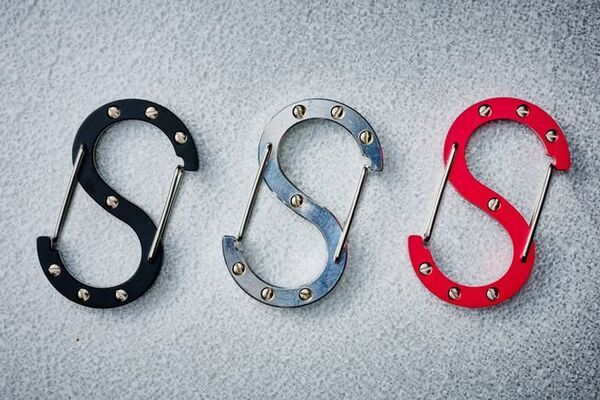 町工場が挑む“光りを纏うカラビナ「Dura-glow」Makuakeにて7月上旬先行販売予約開始！蓄光樹脂とジュラルミンが融合したS字型カラビナ