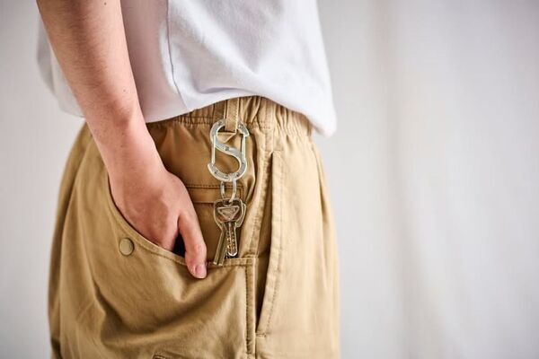 町工場が挑む“光りを纏うカラビナ「Dura-glow」Makuakeにて7月上旬先行販売予約開始！蓄光樹脂とジュラルミンが融合したS字型カラビナ