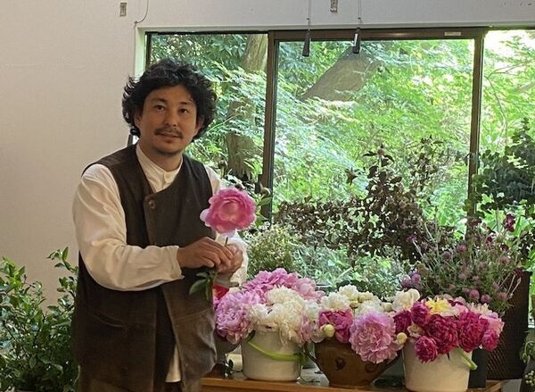 芍薬が彩る春の庭「つくば牡丹園」、いよいよクライマックスへ　水面に浮かぶ「芍薬の花筏(はないかだ)」今年も登場