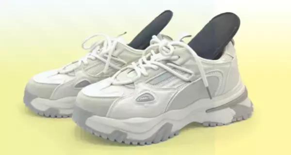 “歩く”を快適にするグッズを求める人が増加中！電子レンジで足裏を完コピできる「快足インソール」が話題