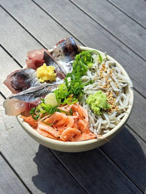 新東名NEOPASA駿河湾沼津上りフードコートにて「鯵フェア」が5月12日(月)よりスタート！旬の鯵と静岡県産釜揚げしらす、桜えび、本海老を贅沢に堪能