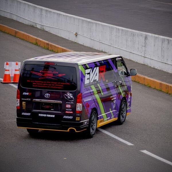 トミカよりエヴァンゲリオンレーシング「エヴァRT初号機 トヨタ ハイエース」が登場！！
