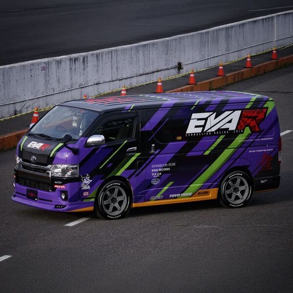 トミカよりエヴァンゲリオンレーシング「エヴァRT初号機 トヨタ ハイエース」が登場！！