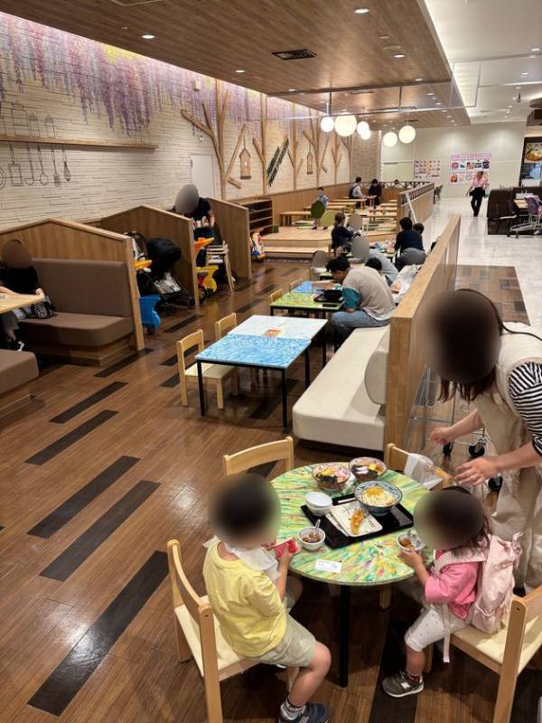 イオンモールで回収したペットボトルキャップを100％再生利用し「キャップボード」を開発・提供して納品