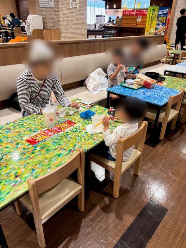 イオンモールで回収したペットボトルキャップを100％再生利用し「キャップボード」を開発・提供して納品