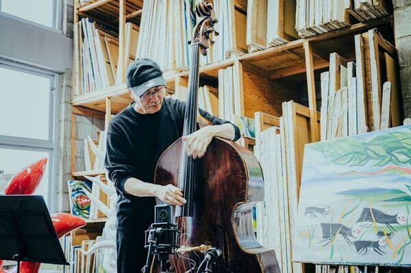 日本ジャズ界が誇るベースのマエストロ・井上陽介　キャリア初のソロプレイ集『Walking Alone』を6/26に発売