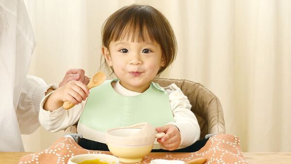 ベビー用品ブランド「エジソンママ」よりスプーン食べを応援する「フードキャッチャー」を新発売！