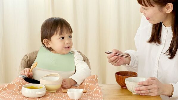 ベビー用品ブランド「エジソンママ」よりスプーン食べを応援する「フードキャッチャー」を新発売！